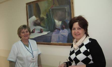 -Na piętrze-obrazy - pokazują Lilia Kimber- Dziwisz i Ewa Pacholec, tarapeutka-wolontariuszka