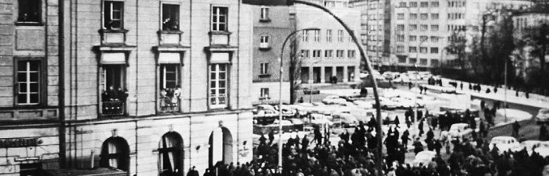 Zamieszki przed Uniwersytetem Warszawskim skończyły się zatrzymaniami, aresztowaniami i relegowaniami z uczelni