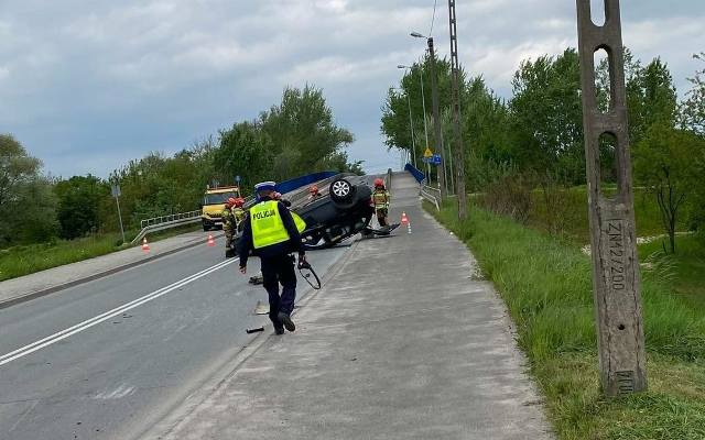 Wypadek w Krakowie na ul. Półłanki. Samochód dachował przez kilkadziesiąt metrów