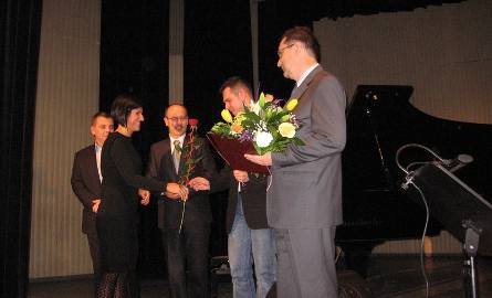 Z nagrody cieszy się takze Marcin Kępa,(drugi z prawej)  prezes Radomskiego Towarzystwa Naukowego bo właśnie ono wydało ksiązkę