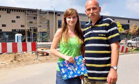 - Codziennie pracuje tu wielu drogowców i już widać spory postęp inwestycji – powiedział przypadkowo spotkany Dariusz Stolarski z córką Olgą.