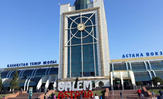 Nur-Sułtan, do niedawna Astana, to nowo wybudowana stolica Kazachstanu. Wielkie przedsięwzięcie budowy nowego miasta ożywia gospodarkę regionu, ale też