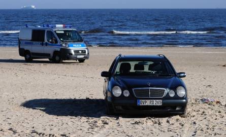 Ciekawe znalezisko na plaży: Ktoś porzucił mercedesa [zdjęcia]
