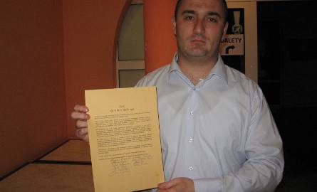 Uczetsnicy "Śladu" podpisali też apel do władz Radomia o upamiętnienie radomskich Żydów.Pokazuje go Paweł Puton.