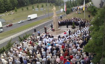 Na uroczystość odsłonięcia pomnika przybyło wielu mieszkańców Bydgoszczy. Wśród uczestników był także prezydent miasta - Konstanty Dombrowicz.