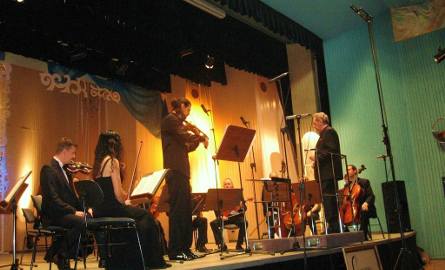 Michał Zaborski grał z Radomską Orkiesyrtą Kameralną pod batutą Enrique Batiza z Meksyku