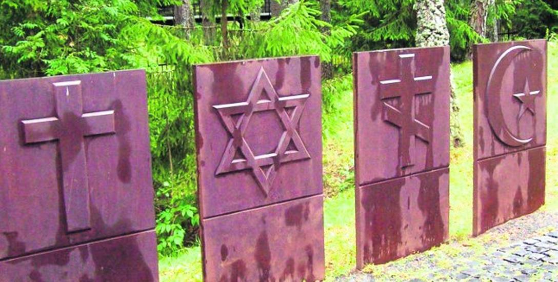 Tablice z symbolami czterech religii ofiar spoczywających w Katyniu