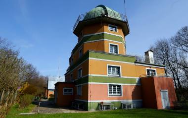 Przy ul. Kopernika we Wrocławiu (przy parku Szytnickim) znajduje się obserwatorium astronomiczne. W budynku z charakterystyczną, otwieraną kopułą, zainstalowane