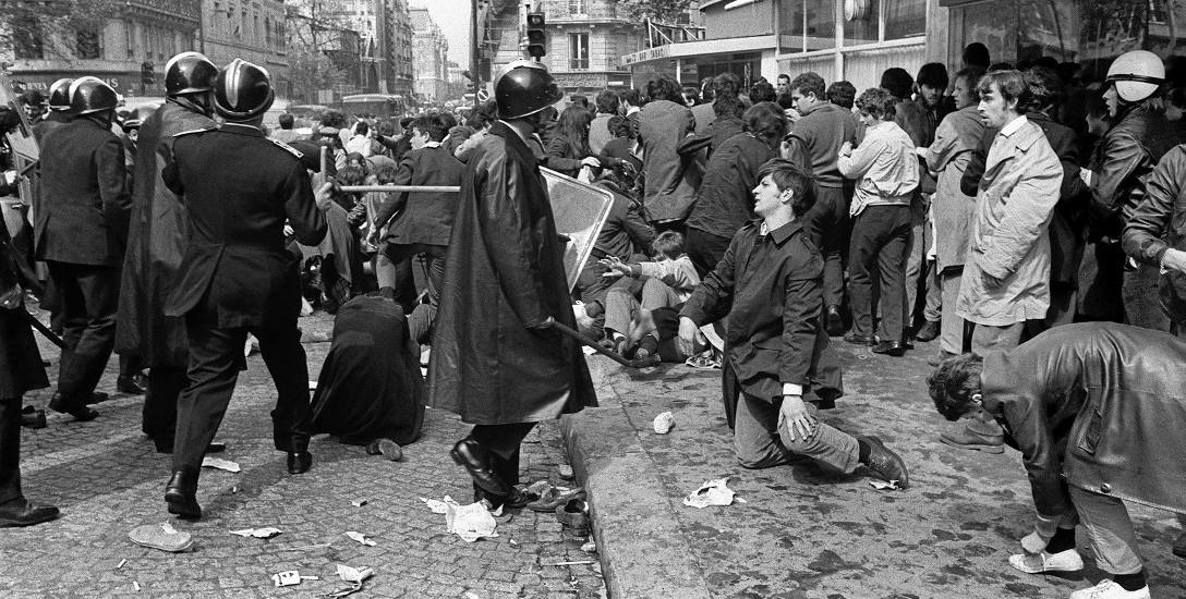 6 maja 1968, ulica Saint Jacques w Paryżu. Policjanci z brygady CRS używają pałek w trakcie starć z demonstrantami ze związku studentów UNEF
