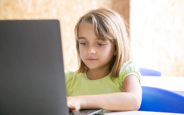 „Cyfrowy uczeń” zamiast programu „Laptop dla ucznia”. Ministerstwo o szczegółach nowego projektu. Trwają prace 