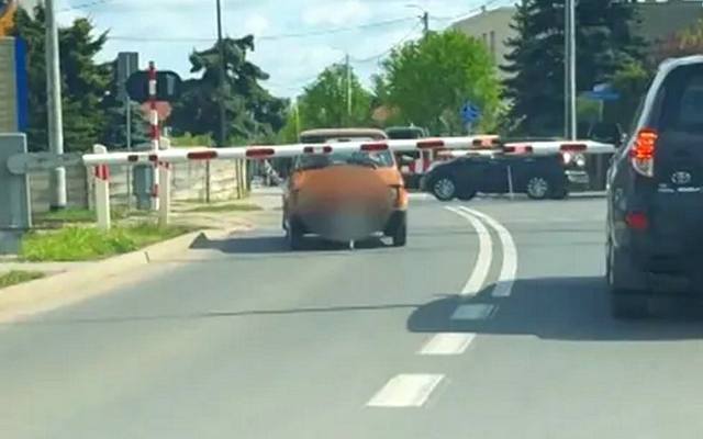 Maluch utknął pomiędzy rogatkami na przejeździe w Lesznie. To nie pierwsza taka sytuacja w tym miejscu. 