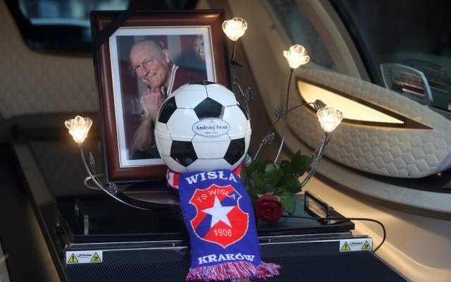 Kibice, przyjaciele i rodzina pożegnali Andrzeja Iwana. Tłumy uhonorowały byłego piłkarza w jego ostatniej drodze [ZDJĘCIA]