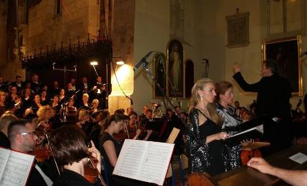 Missa pro pacem wykonywało ponad 100 osób: chór, orkiestra i soliści