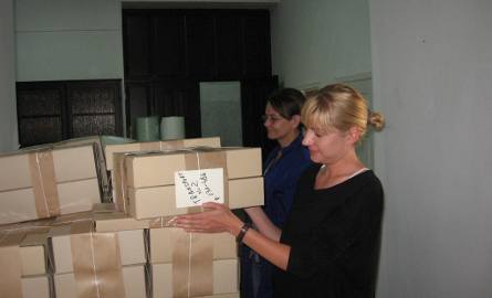 W starym archiwum przy Rynku archiwistki: Ewelina Majsterek i Anan Jankowska pakują dokumenty