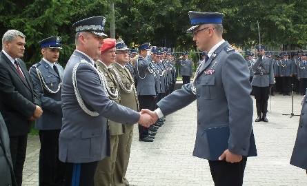 Rafaloi Batkowskiemu dziękował za służbę na Mazowszu Komendant Główny Policji, Marek Działoszyński (z lewej)