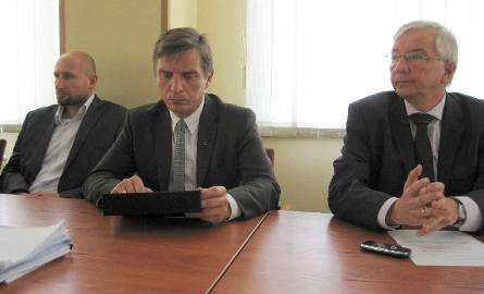 Wśród współpracowników posła Krzysztofa Lipca, na sesji w Mircu, był Dariusz Krzewski, radny z Brodów (z lewej).