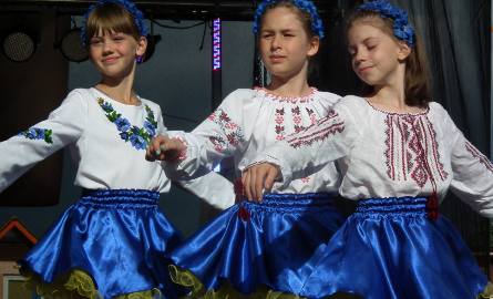 Ze sceny płynęła  muzyka i śpiewy z Ukrainy, Bułgarii, brzmiały również polskie nuty a reszty dopełniały wspaniałe tańce i stroje.   Serca publiczności