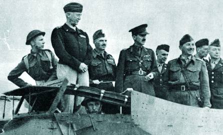 Jesień 1943 r. Polskich artylerzystów odwiedził słynny amerykański dowódca, gen. George Smith Patton (po lewej). Towarzyszyli mu wysocy rangą oficerowie