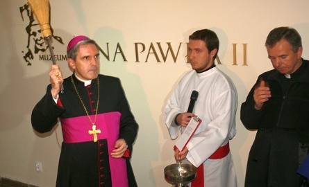 Biskup Krzysztof Nitkiewicz na otwarciu muzeum.