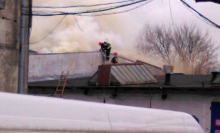 Przed godziną 17 strażacy dogaszali pożar. Sytuacja jest już opanowana.