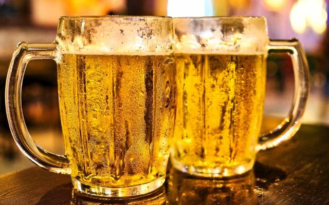 Oto skutki picia piwa. Czy jedno dziennie szkodzi? Oto aktualne zalecenia ekspertów. Sprawdź!