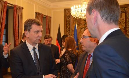 Minister administracji i cyfryzacji Andrzej Halicki w kuluarowej rozmowie z reprezentantami MN.