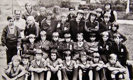 Trener Patkolo przyciągał na stadion tłumy dzieci. Trawiński siedzi pierwszy z lewej strony, w drugim od dołu rzędzie. Obok niego… były prezydent Stalowej