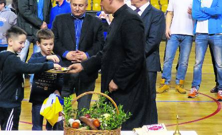 Po meczu odbyło się spotkanie wielkanocne. Pokarmy poświęcił ksiądz Krzysztof Banasik, duszpasterz sportowców.