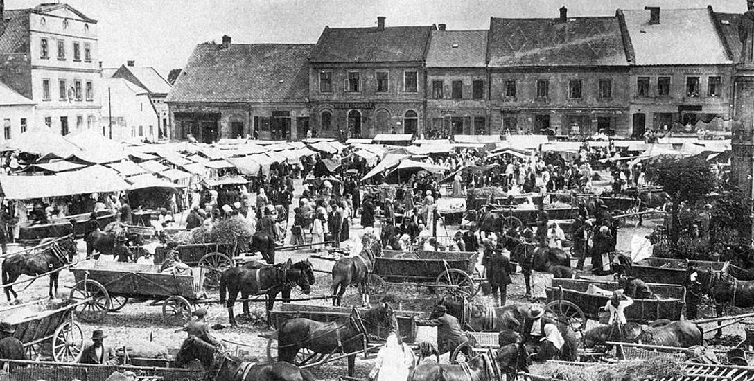 Rynek w Kętach przez wieki był miejscem, gdzie odbywały się wielkie, kilkudniowe jarmarki i targi. Cały plac wypełniał się kupcami oraz rzemieślnikami,