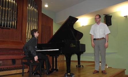 Marcin Wieczorek – uczeń Michała Drewnowskiego, zagrał na fortepianie. Obok Robert Pluta, dyrektor Zespołu Szkół Muzycznych