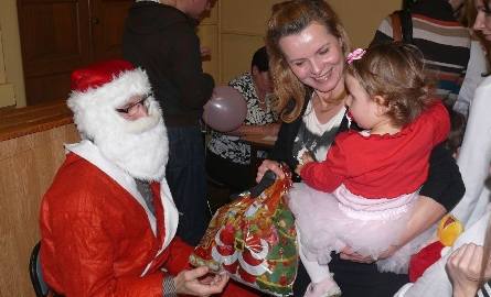 Św. Mikołaj rozdaje prezenty na zabawie Rady osiedla Hutnicze