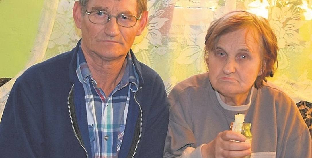 - Pieniądze wziąć umieją, ale żeby prąd podłączyć, to się już nie śpieszą - komentują Helena Chorąży i jej sąsiad Piotr Stenke