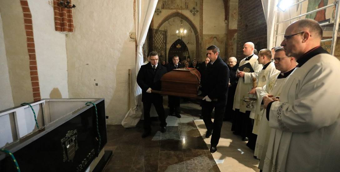 Biskup Szelążek spoczął w specjalnie przygotowanym sarkofagu