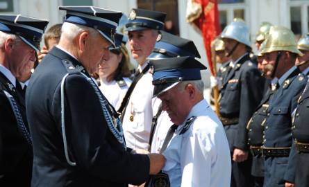 Zasłużonym druhom odznaki do piersi przypinał poseł i szef ochotników w województwie Mirosław Pawlak.