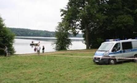Po trzech dniach poszukiwań znaleziono ciało w jeziorze. Zwłoki były 20 m pod wodą! (zdjęcia)