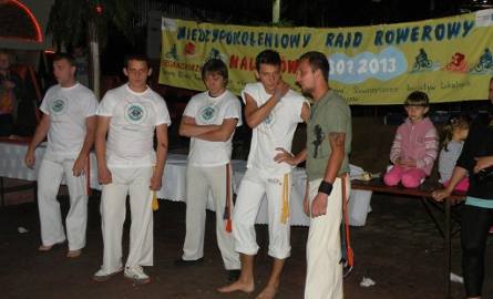 Duża atrakcją był pokaz zespołu Capoeiry - sztuki walki w formach rytmiczno- akrobatycznych.