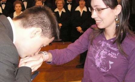 Burmistrz Włoszczowy Bartłomiej Dorywalski to dopiero umie całować rączki dziewczyn, o czym przekonała się osobiście zdobywczyni pierwszego miejsca w