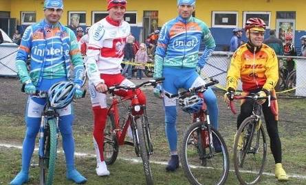 Kieleckie asy kolarstwa przed startem w Białogonie, od lewej: Tomasz Brożyna, Mariusz Witecki, Zbigniew Piątek, Kazimierz Stafiej.