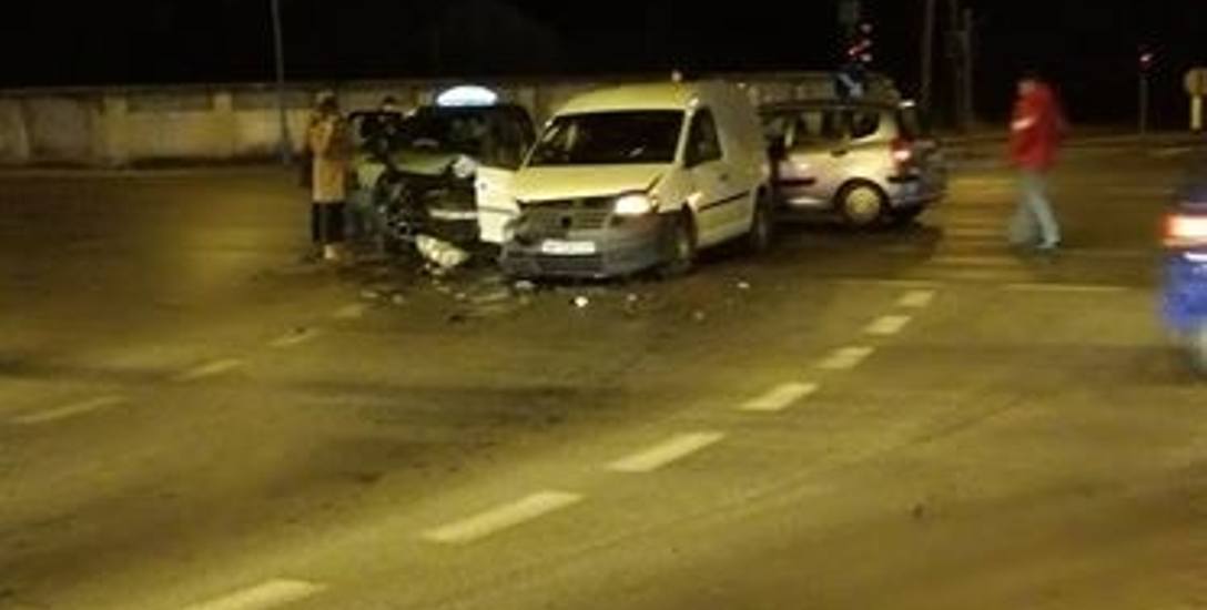 Zderzenie dwóch pojazdów na skrzyżowaniu w Skierniewicach