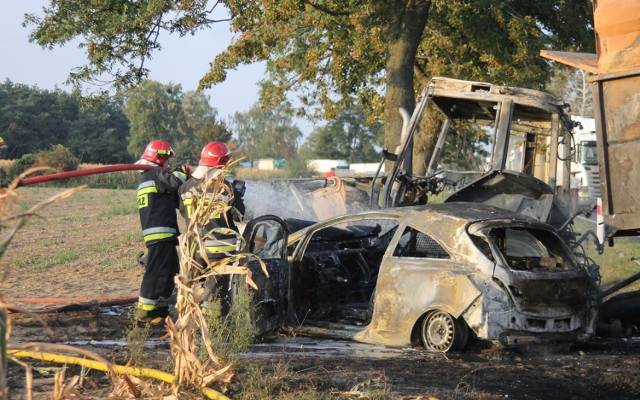 Wypadek na drodze krajowej nr 15 pomiędzy Koźminem a Wałkowem - samochód zderzył się z ciągnikiem [ZDJĘCIA]