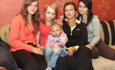 Elizą i Nikolą opiekuje się głównie jej mama. Agnieszka Marzec. Ale pomagają także młodsze siostry. Od lewej: Marlena, Eliza z Nikolą, Agnieszka Marzec