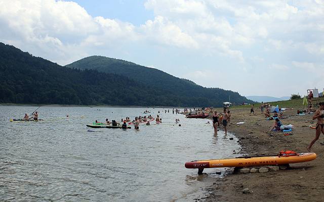 Jezioro Klimkowskie przyciąga tłumy. Upalne lato zachęca do odpoczynku nad wodą