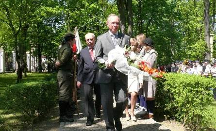 Kwiaty pod kolumną upamiętniającą narodziny króla Zygmunta Starego złożył wojewoda mazowiecki Jacek Kozłowski.