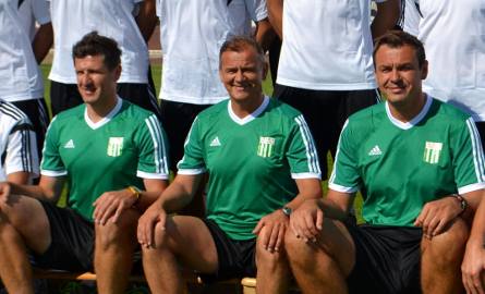 Jacek Paszulewicz (pierwszy z prawej) pełnił funkcję asystenta trenera dariusza Kubickiego (w środku). Z lewej Hubert Kościukiewicz, asystent trener