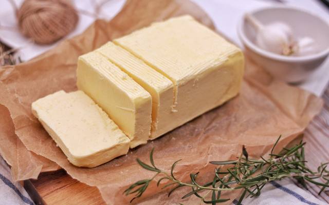 10 ton masła na polskim rynku skażone jest bakterią coli? Sprawę bada prokuratura, a firma odpiera zarzuty