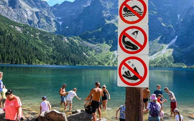 Kąpiele w stawach w Tatrach są zakazane, ale czy w taki upał można choć zamoczyć nogi? Wyjaśniamy