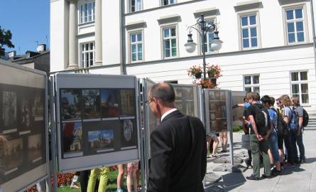Wiceprezydent Ryszard Fałek oglądał fotografie z zainteresowaniem