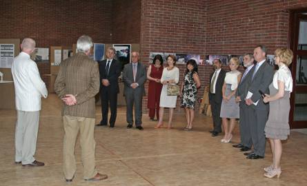Goście zwiedzili wystawę dokumentującej konkurs na "Pomnik Smoleński”, prezentowanej w Muzeum Rzeźby Współczesnej.