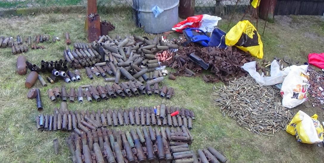 Fragment arsenału, który znaleźli policjanci w Solcu Kujawskim. To głównie resztki poradzieckiej amunicji z poligonu na Kabacie,.