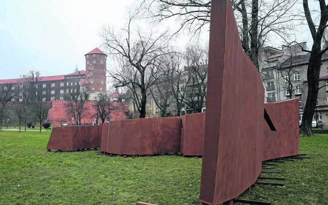 Pomnik AK. Zdublowane lub bezimienne ankiety. A dzielnica chce zmiany lokalizacji